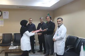 حجاب تلالو شبنم بر چهره ی زیبای گل است .